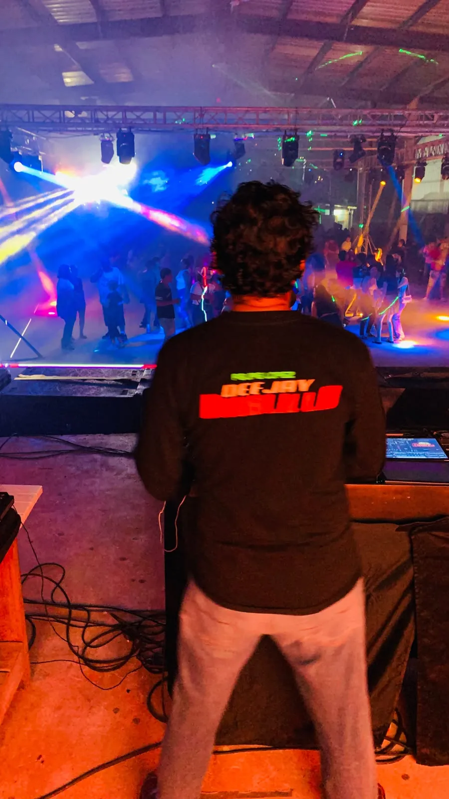 DJ Diablillo frente al público en un evento